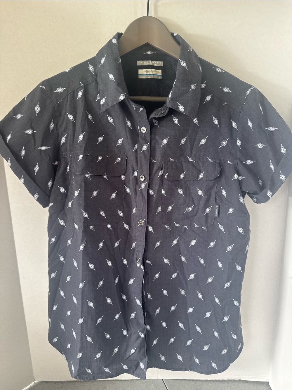 Columbia Men's Short-Sleeve Button-Up Shirt in Black with White Pattern